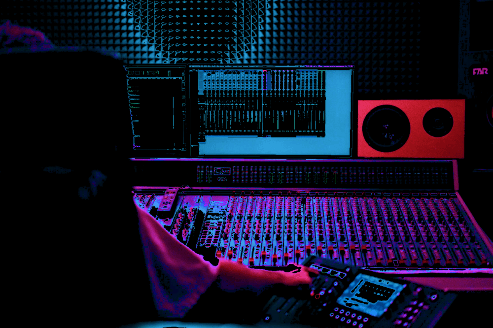 Persona mezclando y masterizando música en un estudio de grabación
