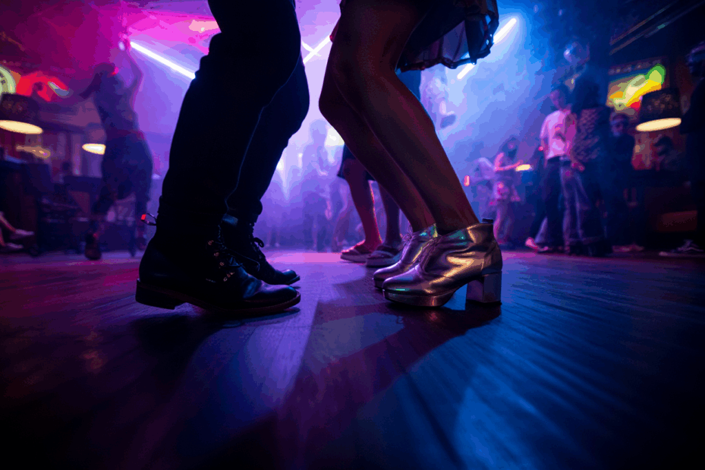 El ritmo en la música. Personas bailando en un salón de baile.